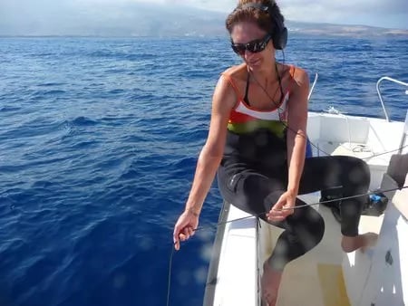 Fabienne Delfour écoute les dauphins à l'aide d'un hydrophone